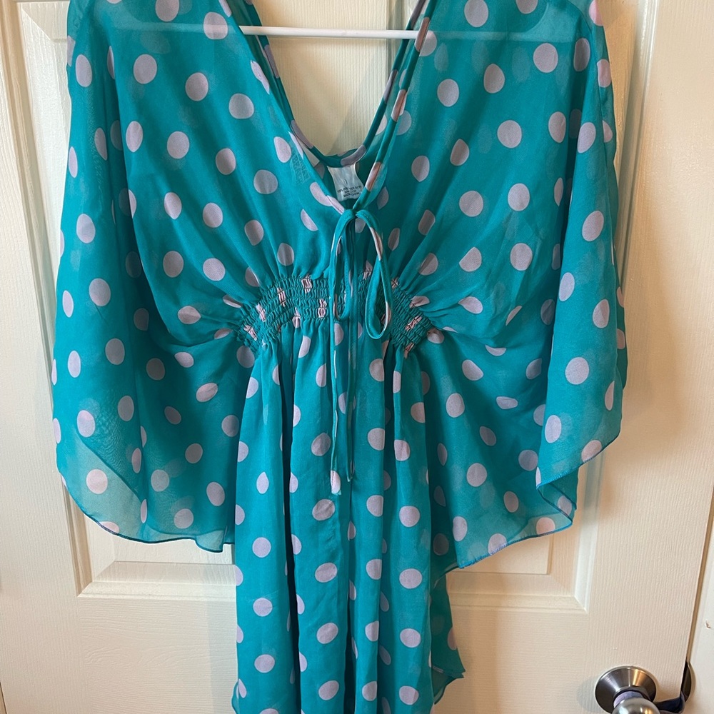 Blue and white polkadot woman’s top